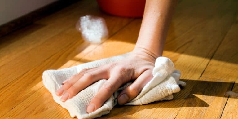 Effortlessly Achieve Gleaming Laminate Floors: Expert Tips 1